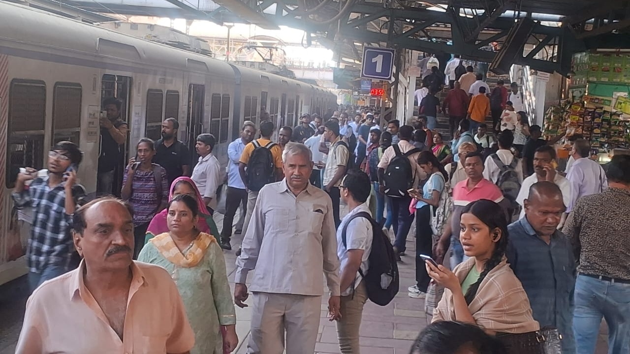 The snag was reported due to an empty local train entering the Mumbai Central carshed breaching a point and getting detained